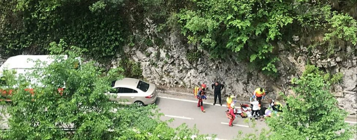 Evacuado al HUCA un motorista tras sufrir un accidente en Ponga
