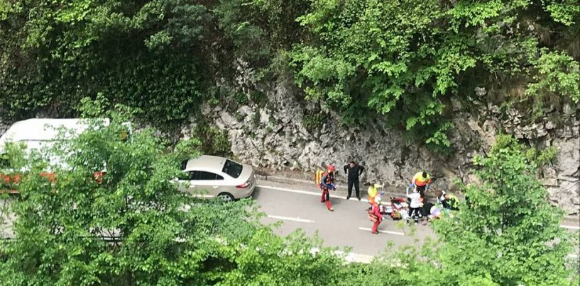 Evacuado al HUCA un motorista tras sufrir un accidente en Ponga