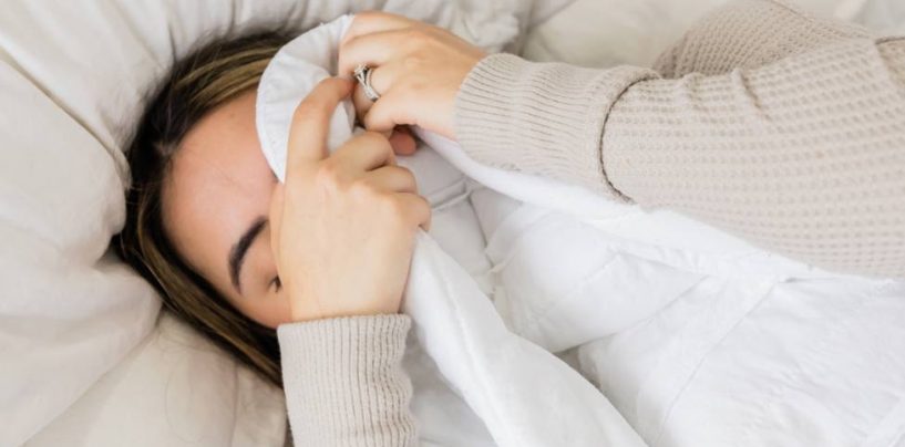 La razón por la que no puedes dormir antes de hacer un viaje: el secreto está en controlar estas dos hormonas