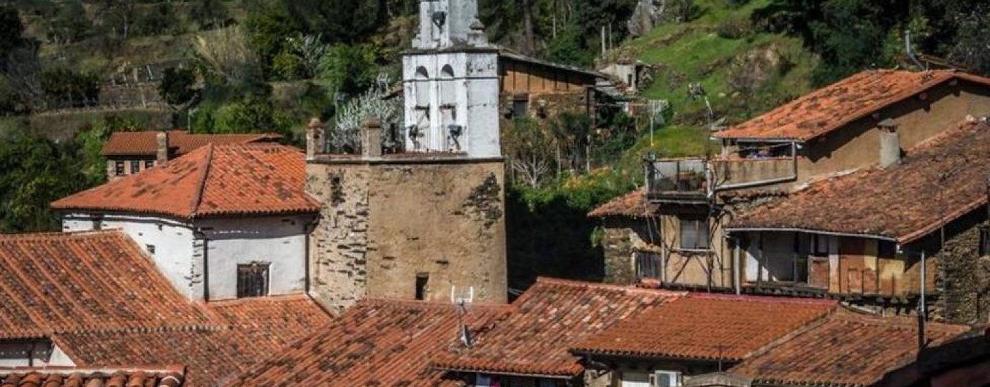 Robledillo de Gata, entre historias de bandoleros, tesoros escondidos y legendarias rosas de Alejandría