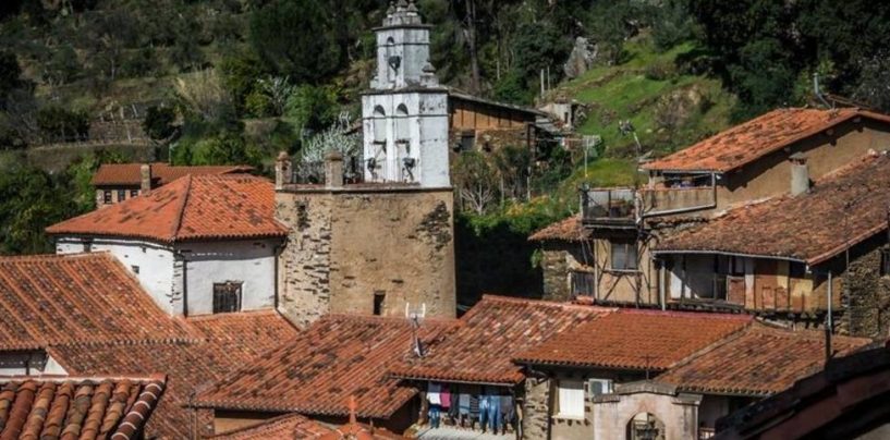 Robledillo de Gata, entre historias de bandoleros, tesoros escondidos y legendarias rosas de Alejandría